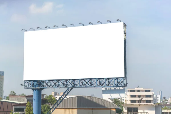 ายโฆษณาท างเปล าบนถนนในเม องส าหร นหล งโฆษณา — ภาพถ่ายสต็อก
