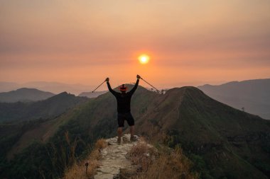 Gezgin adam Khao Chang Puak dağında sırt çantasıyla gezintiye çıktı.