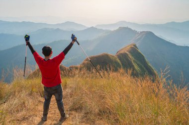Gezgin adam Khao Chang Puak dağında sırt çantasıyla gezintiye çıktı.