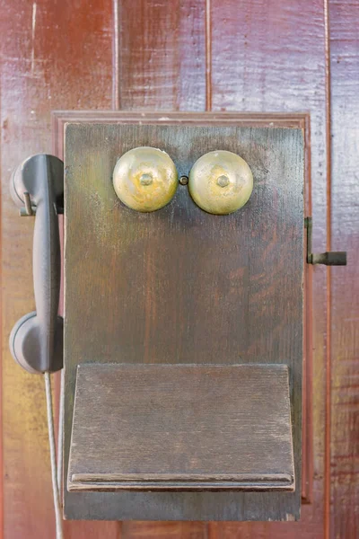 Ahşap Duvarda Asılı Eski Telefon Klasik Telefon Veya Eski Ahşap — Stok fotoğraf