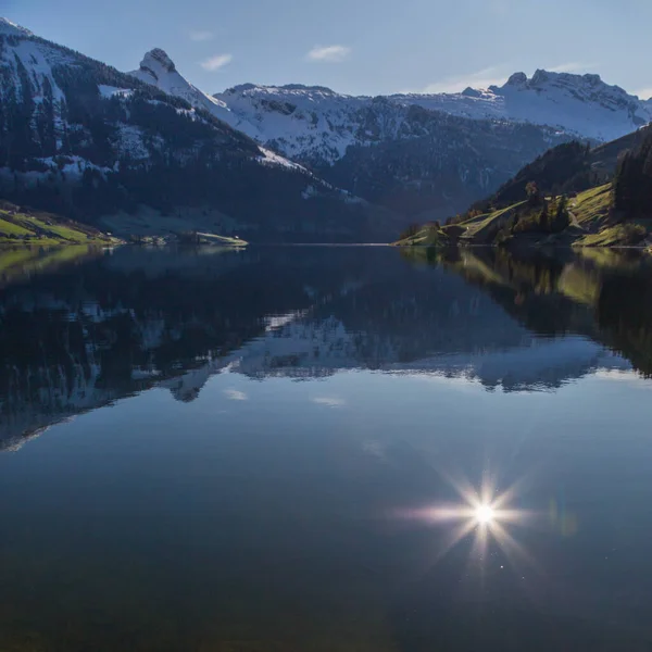 Meer Waeggital met besneeuwde bergen en reflecties — Stockfoto