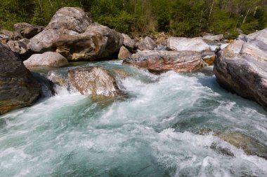 İsviçre 'nin Ticino şehrinde Verzasca nehrinin vahşi suları.