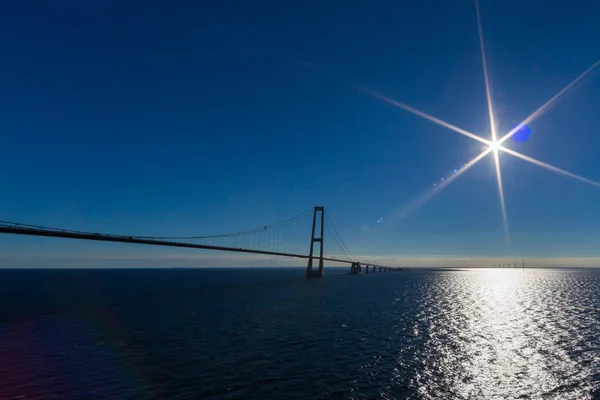 Γέφυρα Oresund με μπλε ωκεανό, ουρανό, ήλιο και αντανακλαστικά φωτός — Φωτογραφία Αρχείου