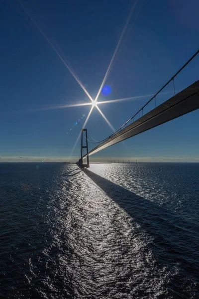Most Oresund z błękitnym niebem, błękitnym morzem, słońcem i rozbłyskami — Zdjęcie stockowe