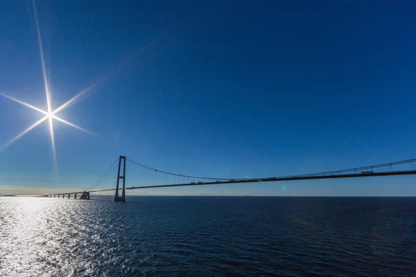 Γέφυρα Oresund με γαλάζιο ουρανό, γαλάζια θάλασσα και λαμπερό ήλιο — Φωτογραφία Αρχείου