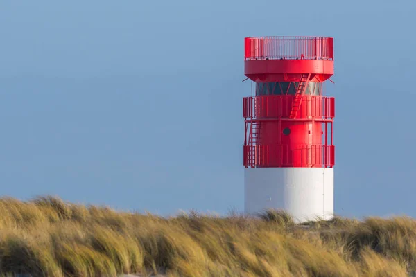 Farol vermelho na ilha Helgoland Duene, céu azul, grama dourada — Fotografia de Stock
