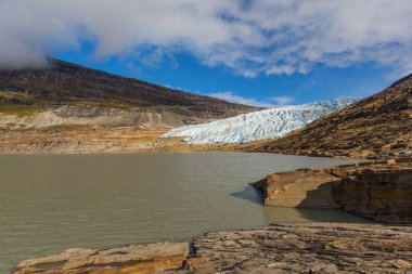 Svartisen buzulu ve Austerdalsvatnet 'in önündeki buz tabakası