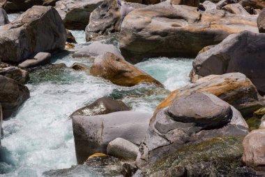 İsviçre verzaska nehrinin vahşi su ve kayaları gün ışığında