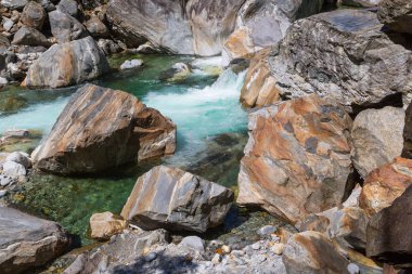 İsviçre 'de güneş ışığında verzaska nehrinin renkli suyu ve kayaları
