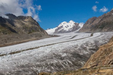 İsviçre 'de Alp Dağları' nda Aletsch buzulu dili, mavi gökyüzü
