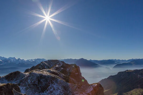 スイスのニーダーホルンとベルネーゼの山々と太陽の下でトゥン湖 — ストック写真