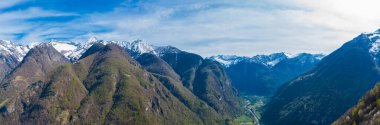 Yukarı Maggia vadisinde karlı dağlar ve mavi gökyüzü olan hava manzarası.