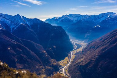 Kanton Ticino 'daki Maggia Vadisi' nden karla kaplı dağların manzarası