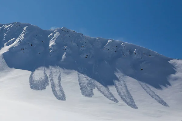 Depositi Scivolo Neve Montagna Inverno Con Cielo Blu Luce Solare — Foto Stock