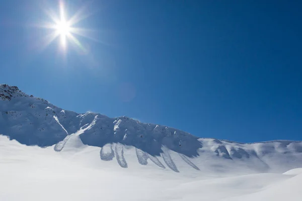 Sole Nel Cielo Azzurro Splendente Sulla Sciarpa Montagna Con Molti — Foto Stock