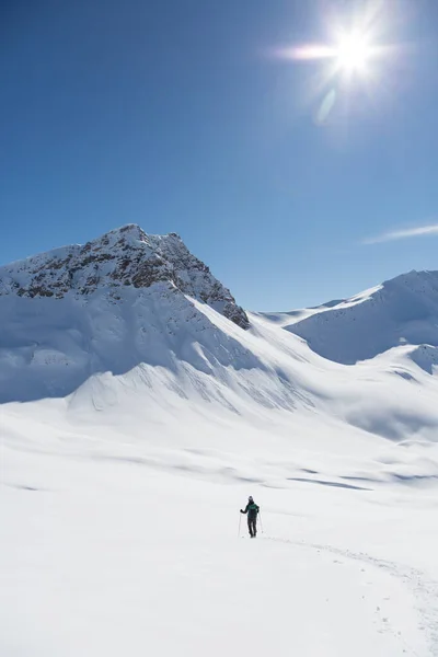 Kvinna Snöskor Mot Valbellhorn Berg Vinterlandskapet Sol Blå Himmel — Stockfoto