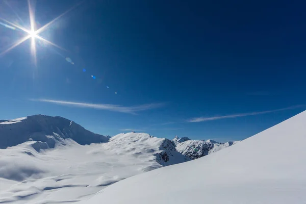 Сонце Блакитне Небо Над Горою Сандубель Поблизу Швейцарського Ароза Зимовому — стокове фото