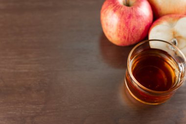 Elma sirkesi ve ana mutfaktaki masada taze kırmızı elma..