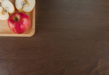 Masadaki kırmızı elma..