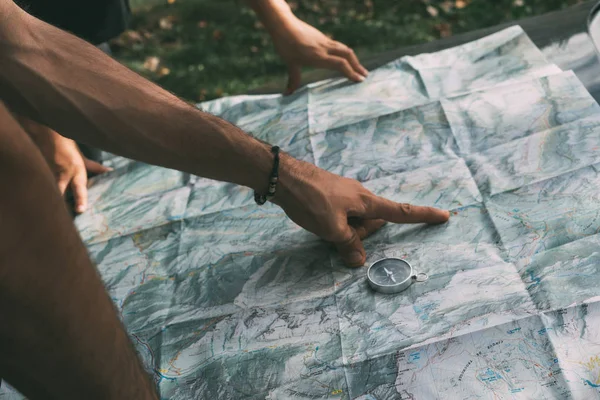 Planering av rutten på karta och kompass — Stockfoto