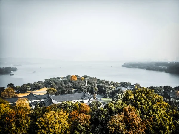 Leifeng Pagoda Hangzhou Batı Gölü sonbahar manzarası. Gün doğumunda sıradağlar. Gün batımında turuncu gökyüzü güzel manzara. Huzurlu arka plan fikri. Renkli sahnelerin sonbahar sezonu. Güzel manzara. Batı Hangzhou Gölü Çin.