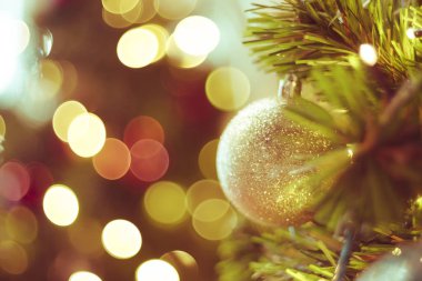 Bulanık varikollü yeni yıl arka planında süslenmiş Noel ağacı. Tahta Arkaplanda Noel süsü Kar Taneleri, Kutlama kartı Mutlu Noeller ve Mutlu Yıllar .