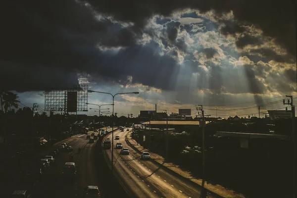 August 2019 Bangkok Thailanda Soarele Raze Strălucitoare Prin Nori Dramatici — Fotografie, imagine de stoc