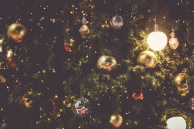 Bulanık varikollü yeni yıl arka planında süslenmiş Noel ağacı. Tahta Arkaplanda Noel süsü Kar Taneleri, Kutlama kartı Mutlu Noeller ve Mutlu Yıllar .