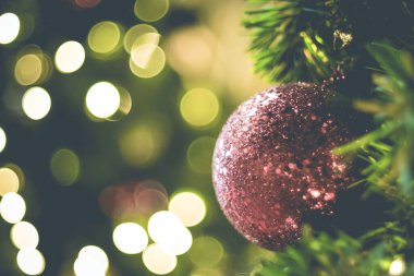 Bulanık varikollü yeni yıl arka planında süslenmiş Noel ağacı. Tahta Arkaplanda Noel süsü Kar Taneleri, Kutlama kartı Mutlu Noeller ve Mutlu Yıllar .