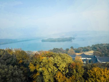 Leifeng Pagoda Hangzhou Batı Gölü sonbahar manzarası. Gün doğumunda sıradağlar. Gün batımında turuncu gökyüzü güzel manzara. Huzurlu arka plan fikri. Renkli sahnelerin sonbahar sezonu. Güzel manzara. Batı Hangzhou Gölü Çin.