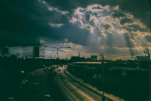 2019年8月 泰国曼谷阳光透过戏剧性的云彩闪耀 扫描曼谷下面的城市 大自然的精神背景 城市的交通 — 图库照片