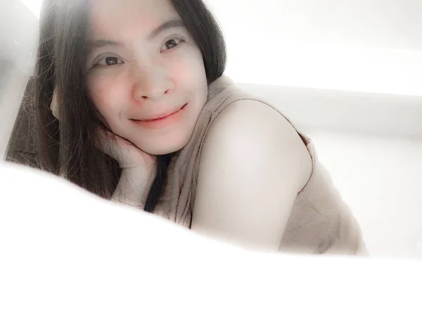 Retrato Bela Jovem Bonita Mulher Asiática Acordar Fazer Feliz Sorriso — Fotografia de Stock