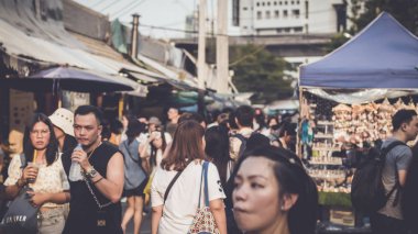 Bangkok Tayland 'ın Bangkok, Tayland' daki Chatuchak hafta sonu pazarında Ekim 2019. Tayland 'ın en büyük pazarı. Turistler alışveriş yapıyor.