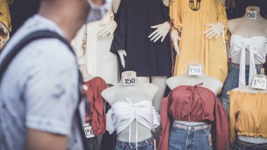 Bangkok Tayland 'ın Bangkok, Tayland' daki Chatuchak hafta sonu pazarında Ekim 2019. Tayland 'ın en büyük pazarı. Turistler alışveriş yapıyor.