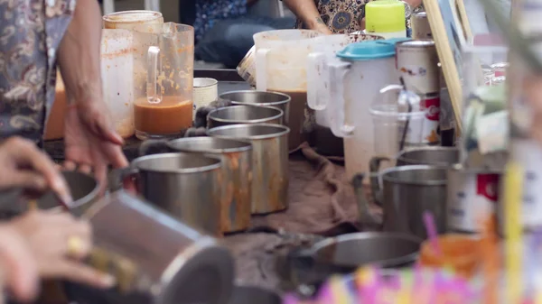 2019年10月 泰国曼谷Chatuchak周末市场的泰国食品销售商 它是泰国最大的市场 游客们在购物 — 图库照片