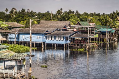 Kanal, Bangkok Tayland 'a gitmek için tekne. Bangkok Tayland 'daki halk kanalı. Tayland 'da kanal boyunca geleneksel evler. Tayland yaşam tarzı. Seyahat yeri.