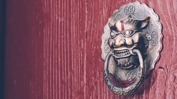 Çin Usulü Eski Kırmızı Kapı Bakır Aslan Başlı Kapı Tokmağı — Stok fotoğraf