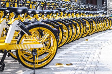 Aralık 2019 Guangzhou Çin porselenleri ana cadde boyunca halka hizmet etmek ve bölgeden bölgeye bağlantı kurmak için kiralanmış bisikletler bulundu. Kamu parkında bisiklet parkı tabelası