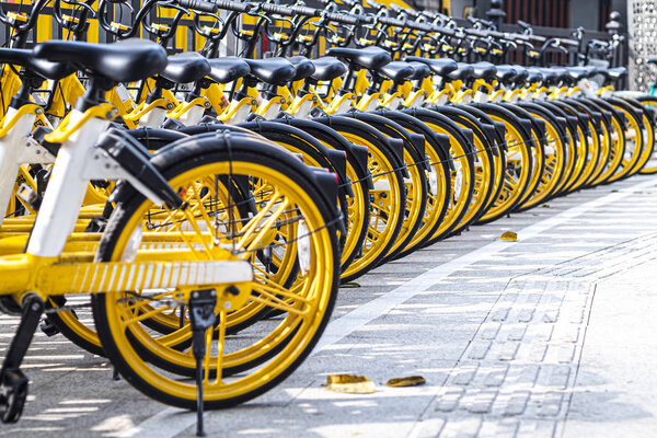 Декабрь 2019 года Гуанчжоу Китай аренда велосипедов найдены вдоль главной улицы для обслуживания общественности и подключения от района к другому. Знак парковки велосипедов в общественном парке
