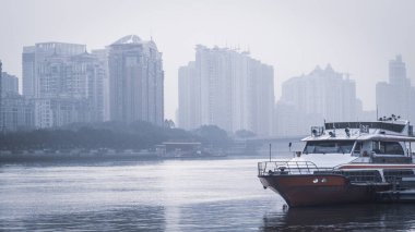Aralık 2019 Pearl nehri Guangzhou porseleni, Pearl Nehri üzerinde seyir, akşam yemeği için turistleri beklemek ve gece şehri keşfetmek