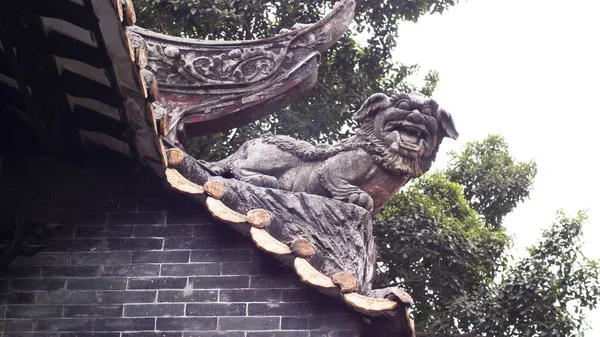 中国广州沙湾古城一座古老的中国传统建筑的屋顶上装饰着龙狮子雕塑 — 图库照片