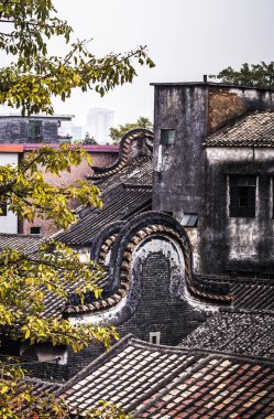 Shawan antik kasabanın geleneksel çatısı Guangzhou 'da Wok kulplu çatılar olarak adlandırılır. Geleneksel mimaride Lingnan tarzı kıvrımlı çatılar. .