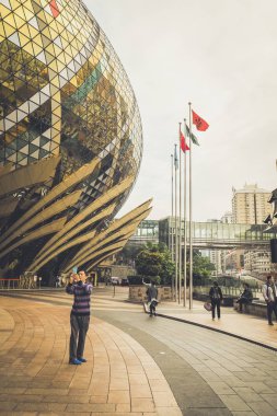 Kasım 2017 Macau China. Büyük Lizbon Kumarhanesi, Macau 'nun simgesi. Grand Lisboa Macau şehir merkezinde ve bir alışveriş merkezine bağlı. Macau Kulesi ve Senado Meydanı önemli simgeler..