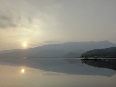 Dağlarda yüzen bambu botu. Göl yansıması güzel doğa