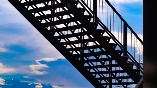 Seitenansicht Der Außentreppe Aus Metall Oder Der Feuerausstiegstreppe Mit Blech — Stockfoto