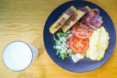 Taze yeşil biber, soğan ve domates bu lezzetli omlete taze baharat verir. Sağlıklı kahvaltı tarifleri sağlıklı kahvaltılık yüksek protein içerir.