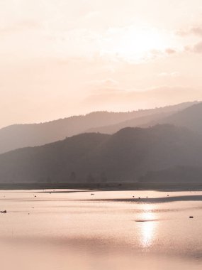 Lake Mountain Sunset 'in panorama sahnesi. Günbatımında manzara. Sonbaharda günbatımında güzel bir gökyüzü. Gün doğumunda ve günbatımında mükemmel dağlar. Güzel manzara.