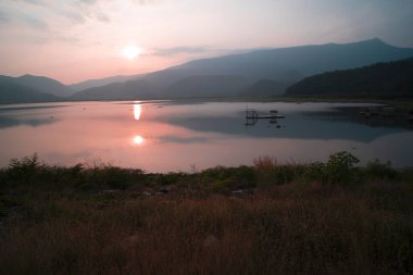 Lake Mountain Sunset 'in panorama sahnesi. Günbatımında manzara. Sonbaharda günbatımında güzel bir gökyüzü. Gün doğumunda ve günbatımında mükemmel dağlar. Güzel manzara.