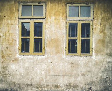 Mimari Detaylar Vintage Vitrininde turuncu renkte soyulmuş. Eski model ev penceresi. Eski moda tasarım. Kırsal boyalı beton arka plan.