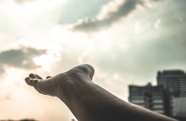 Eller gökyüzüne uzanıyor. Eller gökyüzüne uzanıyor, bağlantı, dünya, uzakta, eller. Gün batımında gökyüzüne uzanan el.